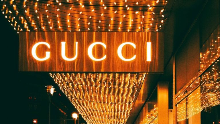 Jackie 1961, alle origini della quintessenza di Gucci: l'emblematica hobo bag di Jaqueline Kennedy ora icona del genderless con Alessandro Michele