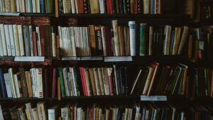 I libri più strani al mondo: quelli invisibili o da indossare, le letture meno convenzionali