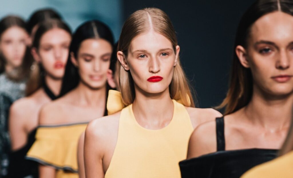 Sfilata di moda passerella e modelle