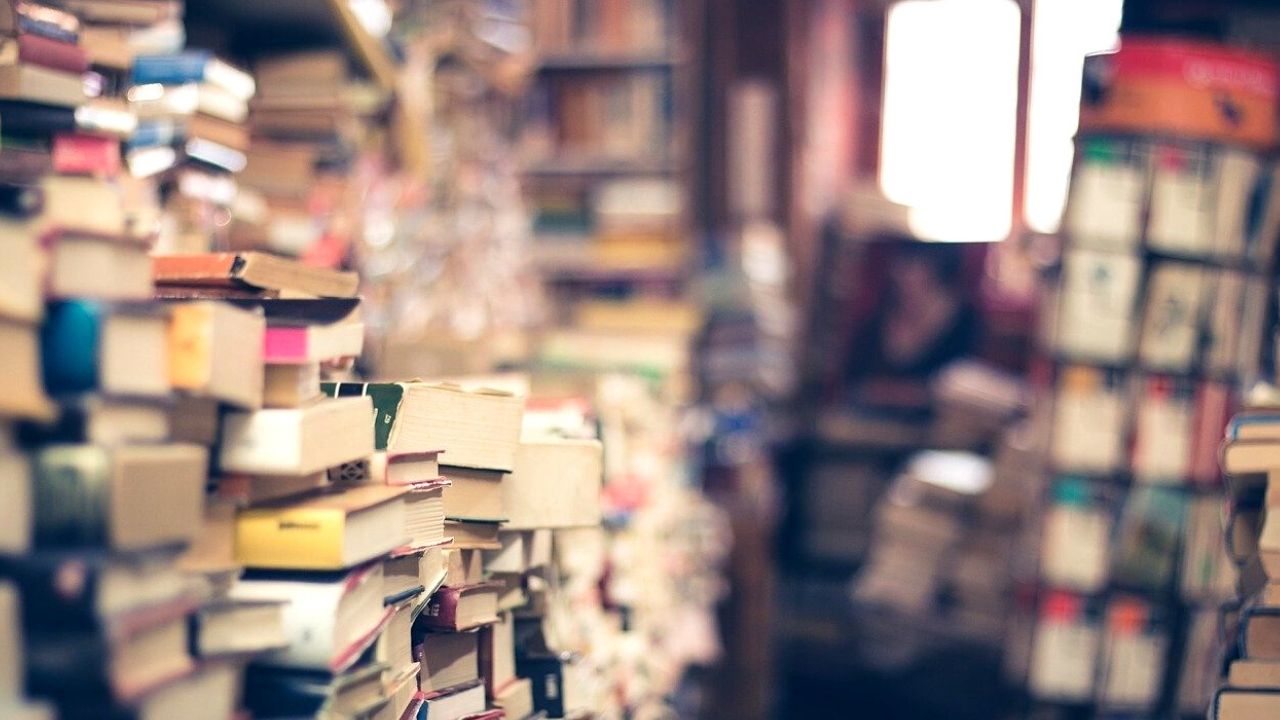 Accumulare libri senza mai leggerli: che cos'è il tsundoku, l'arte di accatastare per poi lasciar perdere