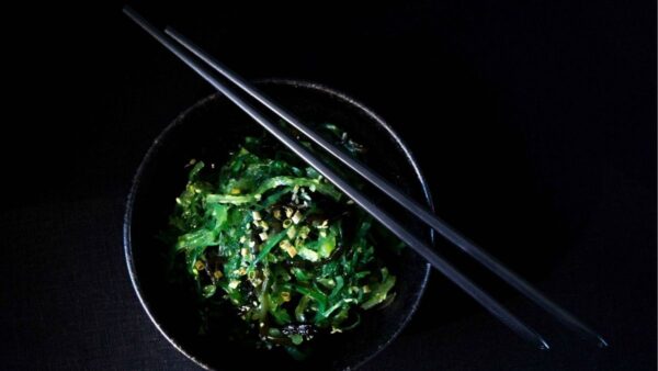 Piatto di alga wakame