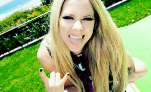 Avril Lavigne sbarca su TikTok: il primo video è un omaggio a Sk8er Boi