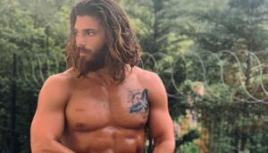 Can Yaman diventa Sandokan: l’attore turco sulle orme di Kabir Bedi