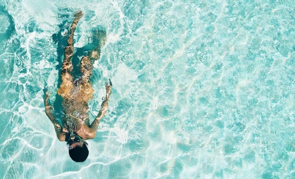 Crema solare: quale scegliere e quando metterla 42 Crema solare acqua piscina