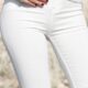 jeans bianco tendenza moda 2021