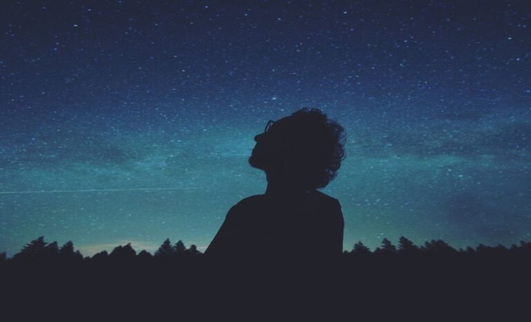 Uomo che pensa guardando il cielo