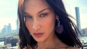 Bella Hadid, seno scoperto a Cannes: la collana a forma di polmoni è già un’icona