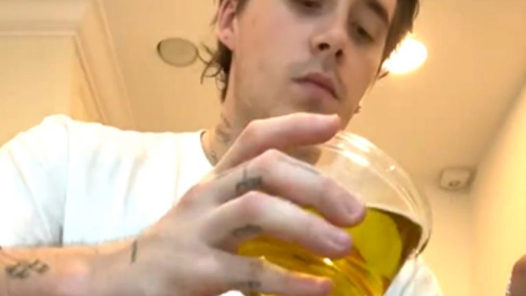 brooklyn beckham pasta col pesto