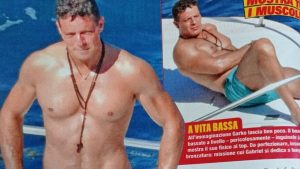 Gabriel Garko, fisico da sirenetto al largo di Amalfi: le vacanze italiane dell’attore