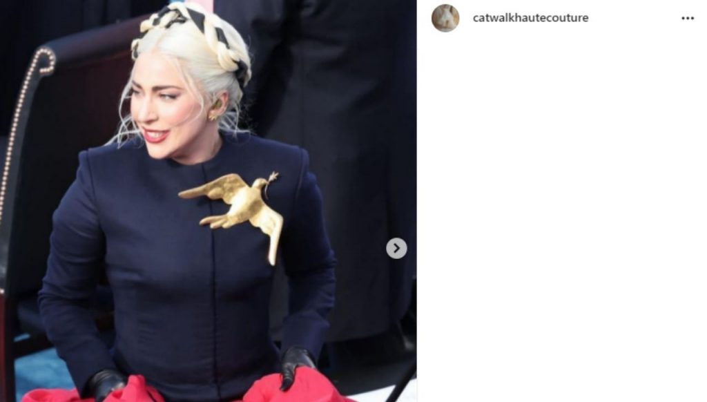 Lady Gaga spilla Schiaparelli colomba
