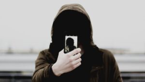 Poparazzi: come funziona  l’applicazione “anti-selfie”