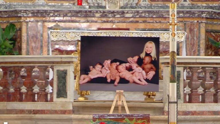 funerale di raffaella carrà in diretta live