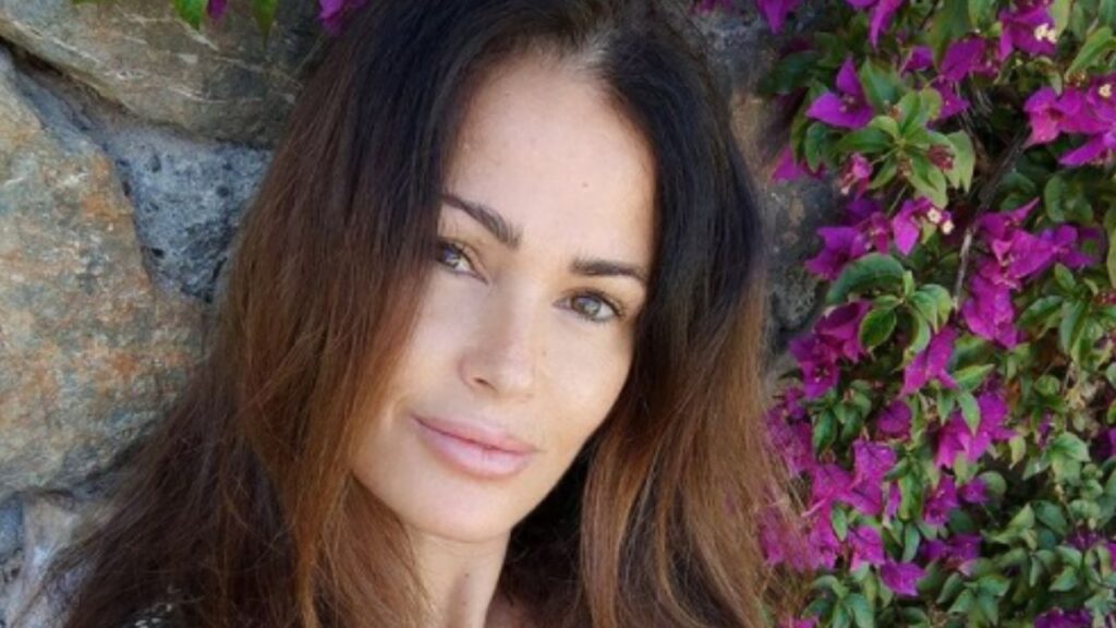 samantha de grenet risponde ad antonella elia
