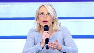 Uomini e Donne abbandona la prima serata: la decisione di Mediaset