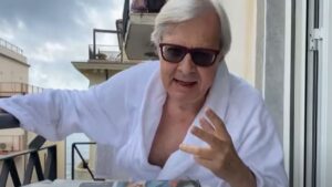 Sgarbi attacca Fedez, è scontro sui social per il ddl Zan: “Ma chi ca**o è Fedez?”