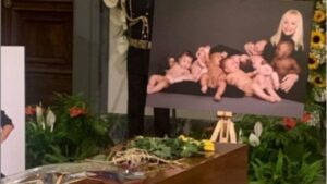 Vladimir Luxuria, il regalo sulla bara di Raffaella Carrà scatena la polemica