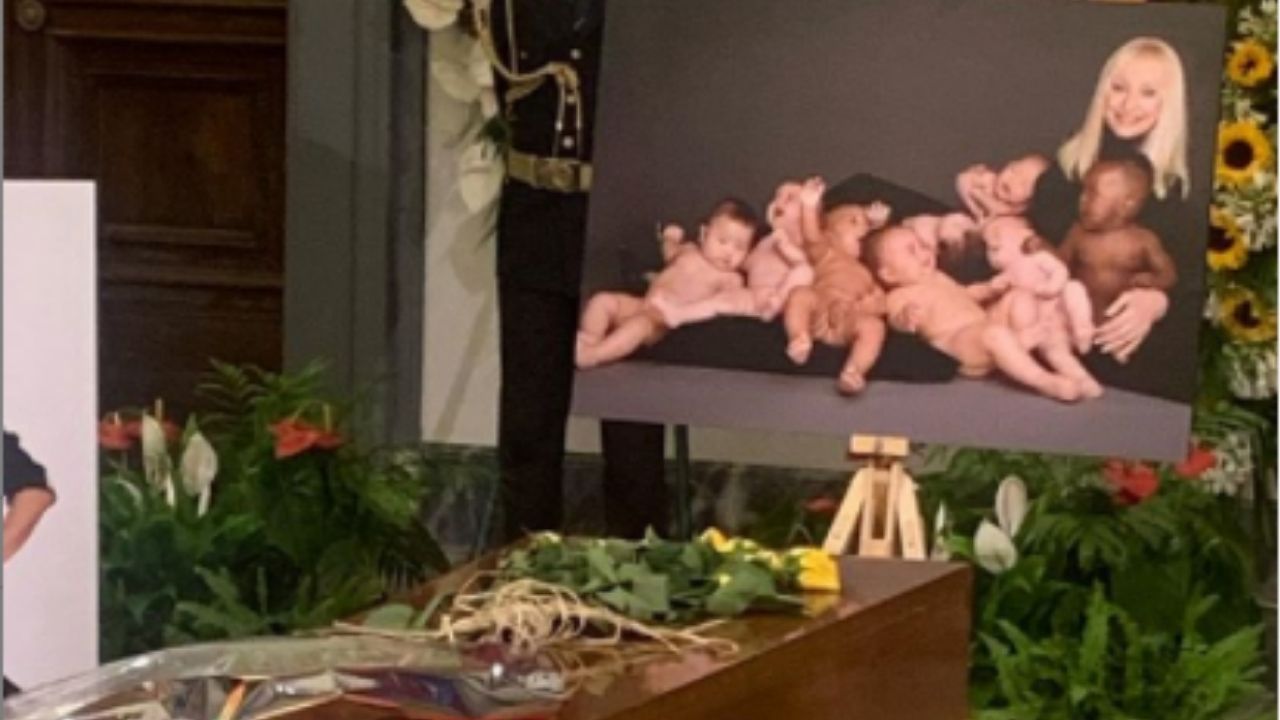 Vladimir Luxuria, il regalo sulla bara di Raffaella Carrà scatena la polemica 41 Vladimir Luxuria e il regalo sulla bara della Carrà