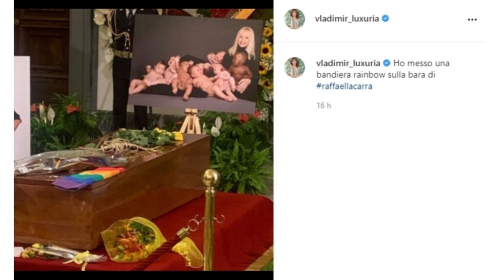 Vladimir Luxuria, il regalo sulla bara di Raffaella Carrà scatena la polemica 42 vladimir luxuria regala una bandiera arcobaleno alla Carrà