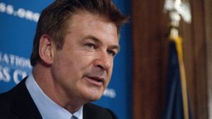 Alec Baldwin, l’attore è distrutto: e spuntano nuovi dettagli su comportamenti inadeguati sul set