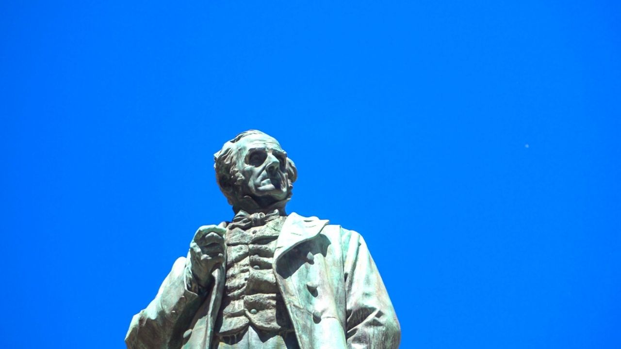 Alessandro Manzoni, statua a Milano
