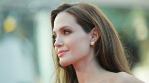 Il chin cuff di Angelina Jolie conquista il red carpet: l’insolito accessorio indossato dall’attrice
