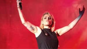 Fedez fa infuriare i fan di Emma: la cantante risponde alla “critica” sui concerti