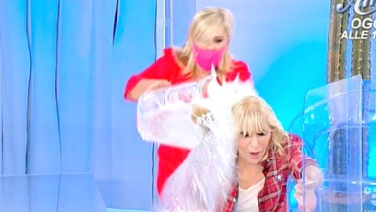 Tina Cipollari tira un secchio addosso a Tina