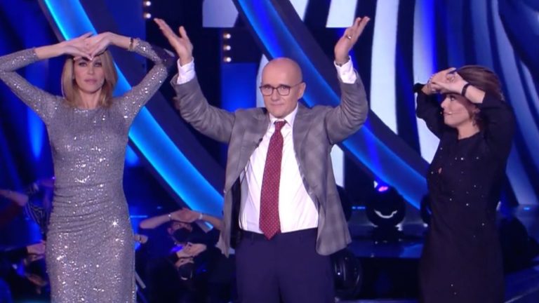 Signorini slega le mani, lo show di Casella al Gf Vip
