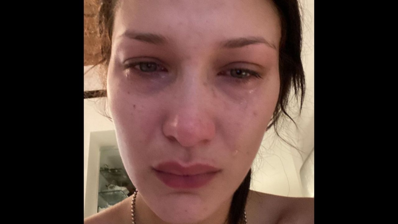 Bella Hadid in lacrime sui social