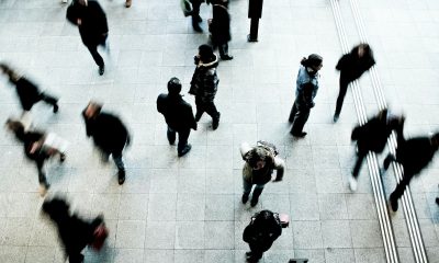 Frenesia social camminare e navigare