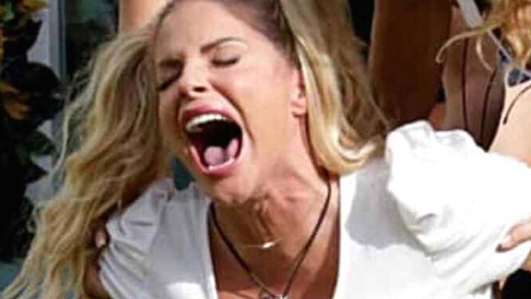 Francesca Cipriani e Giucas Casella che le taglia una ciocca