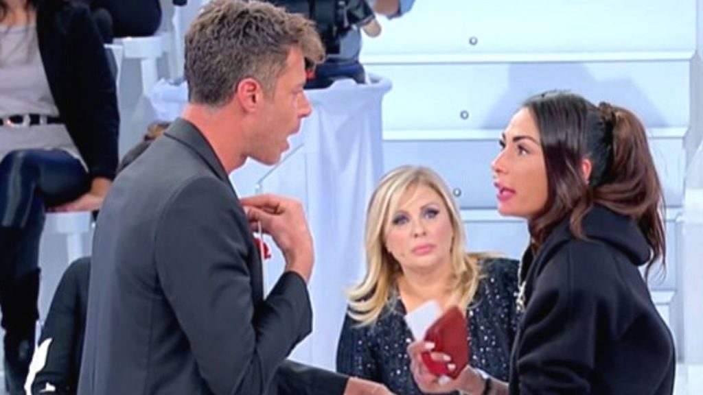 Uomini e Donne, la scelta di Ida finisce male: è caos in studio, tutti contro Diego 43 Ida a Uomini e Donne
