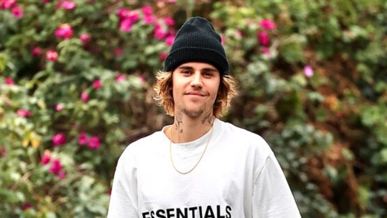 Justin Bieber con cappello e t-shirt bianca