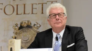 Libri più venduti della settimana: ancora Ken Follett in testa, resistono Fabio Volo e Lyon Gamer
