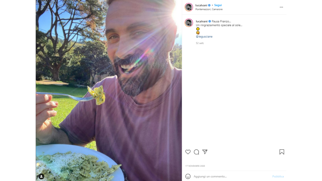 Luca Calvani si scatta un selfie mentre pranza