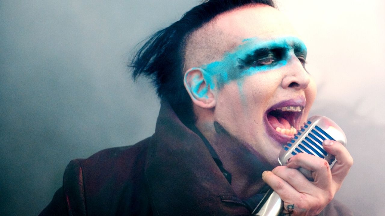 Marilyn Manson canta
