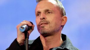Miguel Bosè racconta il rapporto con i genitori in un libro: “Due mostri”