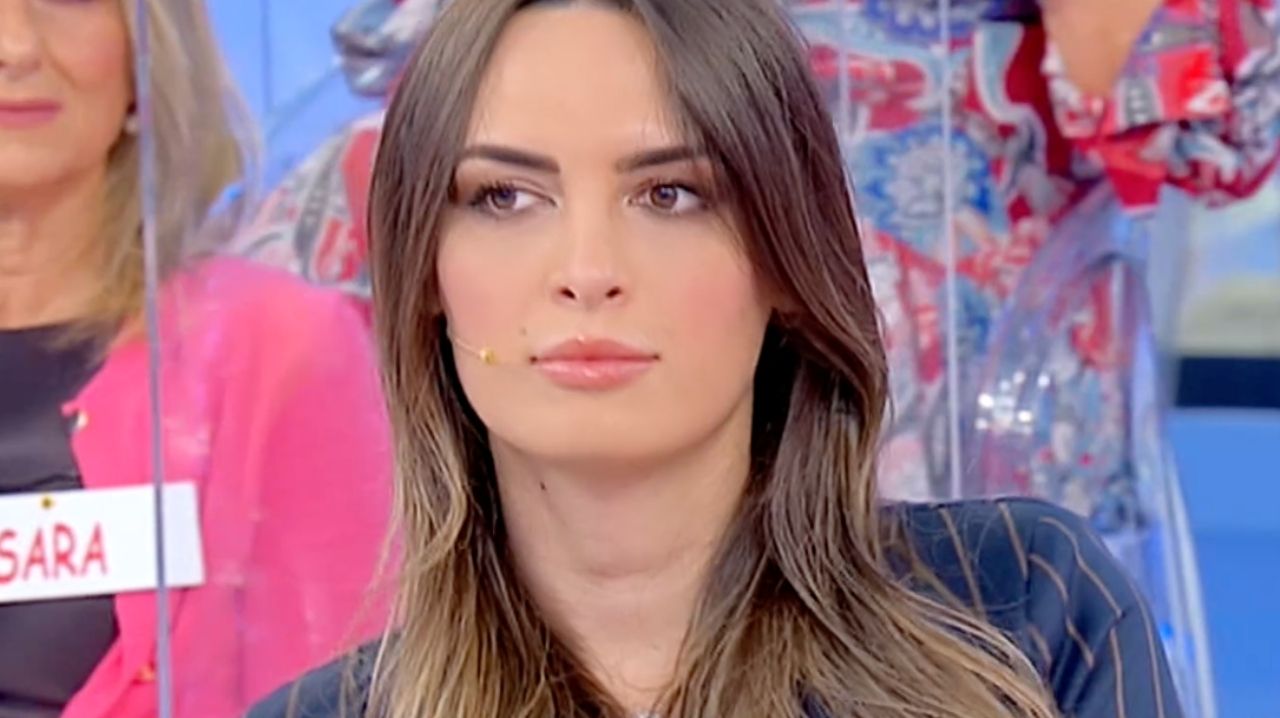Uomini e Donne: un corteggiatore si dichiara ad Andrea Nicole, mentre l'altro lascia il programma 41 Andrea Nicole tronista Uomini e Donne