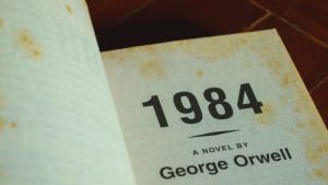 1984, il libro di Orwell riscritto da un punto di vista femminile: l’impresa di Sandra Newman che riporta in vita il capolavoro