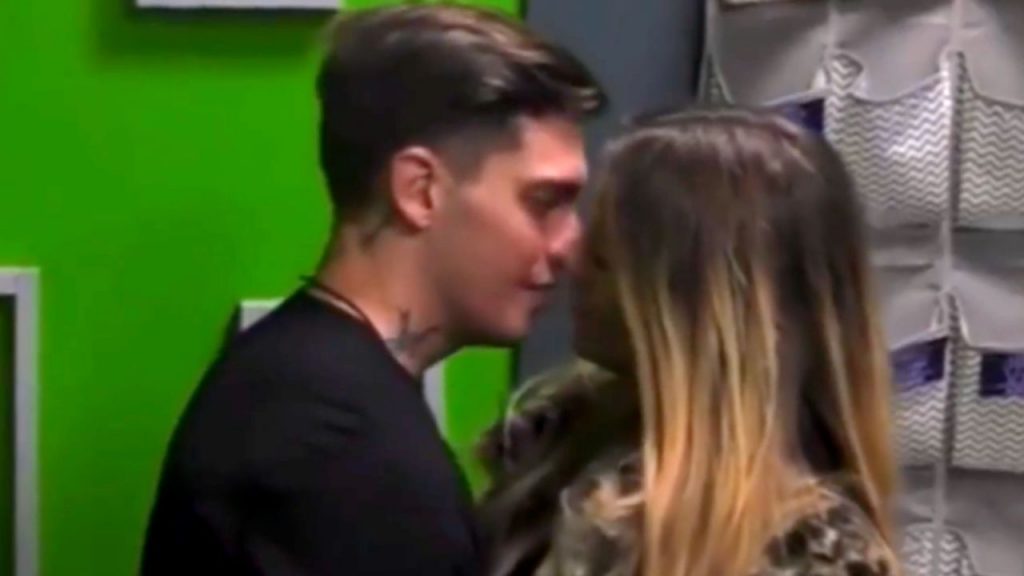 GF Vip: Sophie Codegoni sapeva che Basciano sarebbe entrato, lui le copre il microfono 42 Alessandro Basciano e Sophie Codegoni