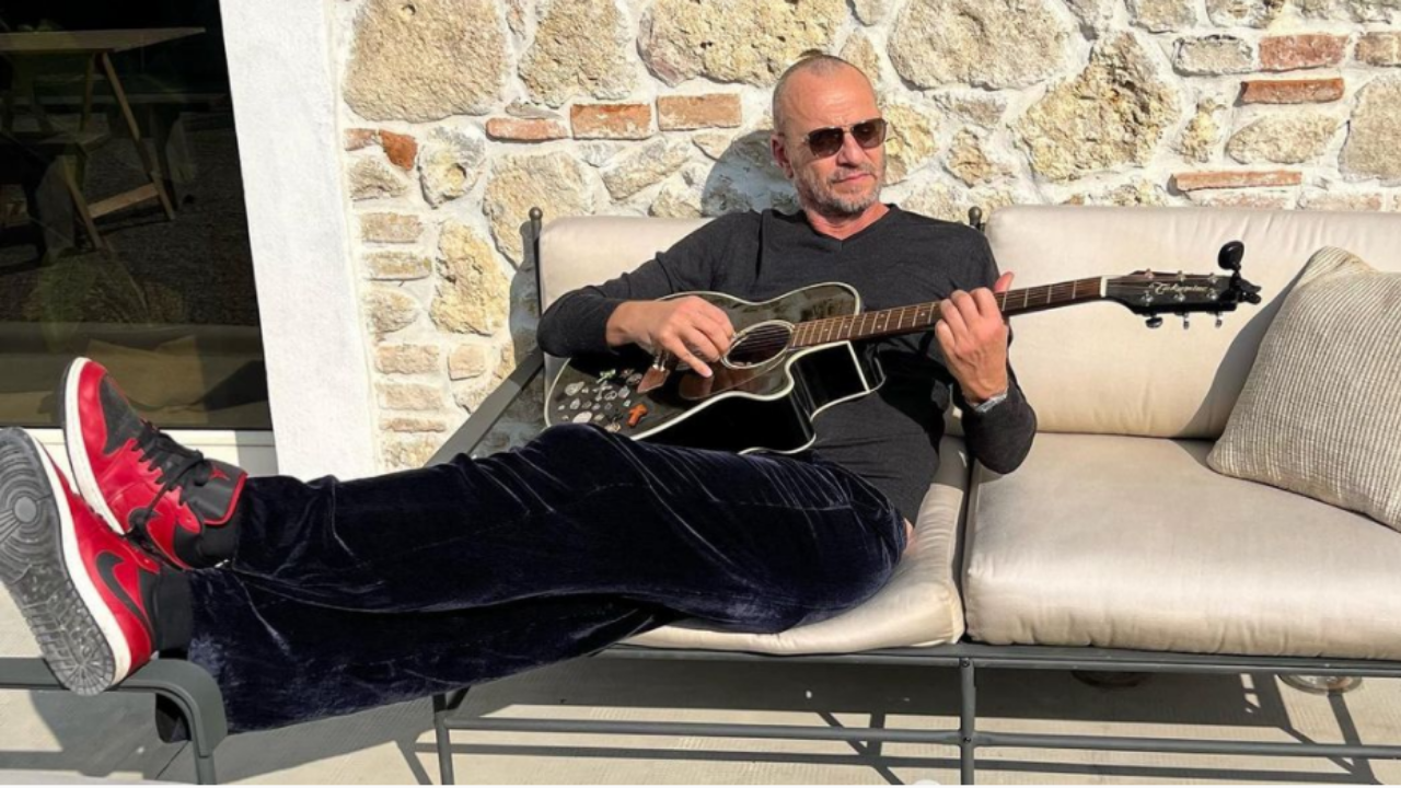 Biagio Antonacci in una foto in cui suona la chitarra