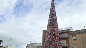 Ostuni, l’albero di Natale da record: alto 12 metri e realizzato all’uncinetto