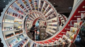 Una delle librerie più strane del mondo è a forma di spirale: ecco dove si trova la “scala librata”