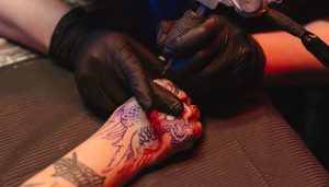 L’UE vieta i tatuaggi a colori: lo stop dal 4 gennaio 2022