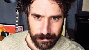 Tommaso Paradiso canta e suona gratis: dopo la cattiva notizia, un regalo ai fan