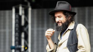 Vinicio Capossela a Sanremo: 30 anni di successi, alla riscoperta delle tradizioni musicali (e non) internazionali