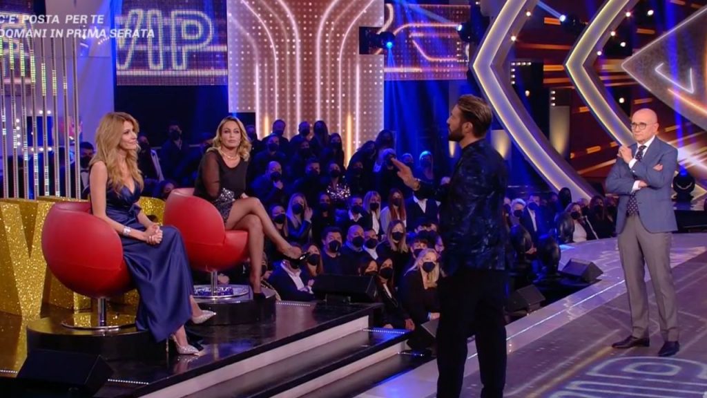 Alex Belli e Delia, Signorini perde la pazienza: "Io l'anello glielo avrei buttato addosso" 42 Alex Belli al GF VIp contro la Volpe