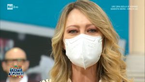 Anna Falchi torna a I Fatti Vostri accanto a Salvo Sottile, ma conduce con la mascherina
