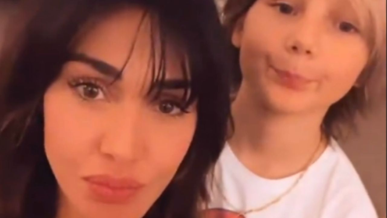 Belén ammette tutto davanti a Santiago: "Mamma è single" 41 Belen e Santiago su Instagram