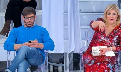 Gianni e Tina contro Biagio, cellulare